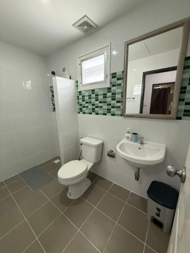 にあるHouse99のトイレと洗面台のある浴室