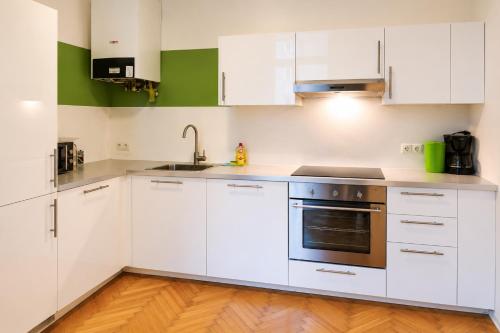 Spacious Apartment for 4 near Ringstrasse & Metro U2