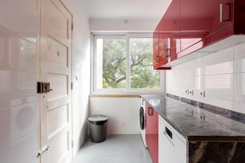 Bright Tailor Made Flat with AC in Areeiro