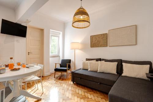 Bright Tailor Made Flat with AC in Areeiro