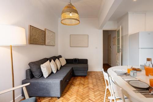 Bright Tailor Made Flat with AC in Areeiro