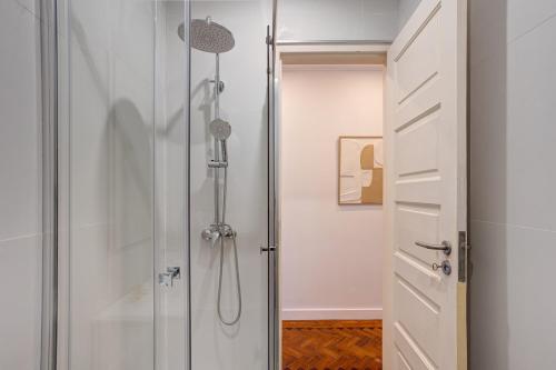 Bright Tailor Made Flat with AC in Areeiro