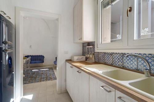 a kitchen with a sink and a refrigerator at Dimora Collina 2 in Sannicola