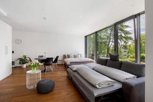 a living room with a couch and a table at Studio-Wohnung Lichtblick in Gersthofen