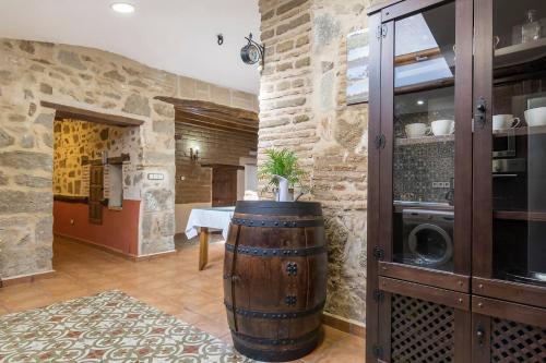 a kitchen with a large wooden barrel in a room at Casa Rural Abuelo Pedro in Cuerva