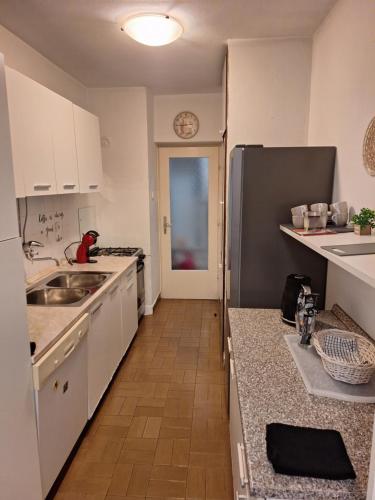 Spacious Apartment Near Center, Beach & Bus