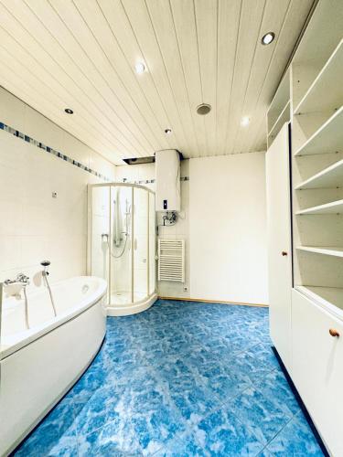 Comfortable 4BR Apt for 12 Close to FAC Platz