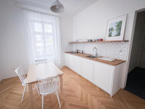 a kitchen with a sink and a table and chairs at Apartmány Tyršovka - u Janských Lázní, Krkonoše in Svoboda nad Úpou