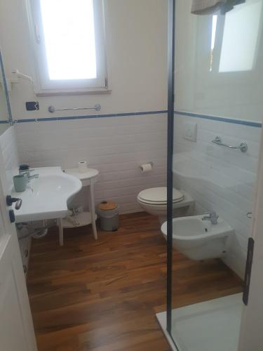 a bathroom with two sinks and a toilet at Masseria SoleMare Gallipoli in Pizzo