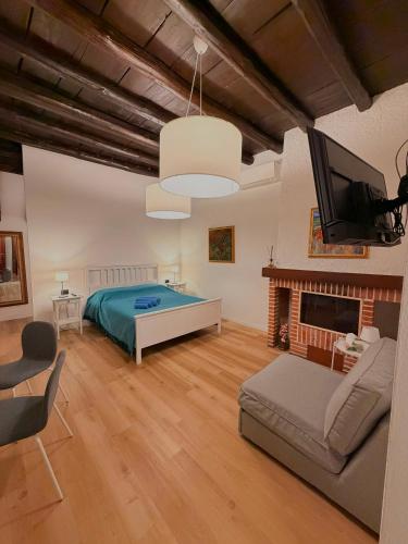 a bedroom with a bed and a tv and a fireplace at Villa Gianna affitta camere in Inverigo