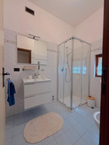 a bathroom with a shower and a sink at Villa Gianna affitta camere in Inverigo