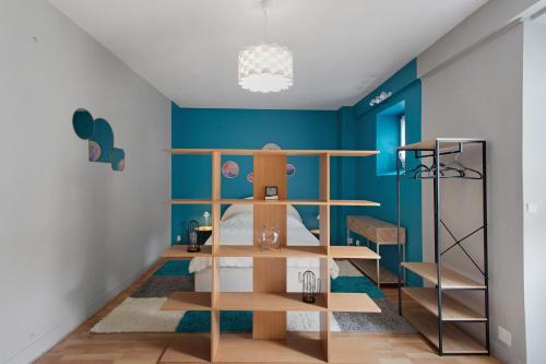 a bedroom with a bunk bed and blue walls at B&B L'Annexe De Camillac in Bourg-sur-Gironde