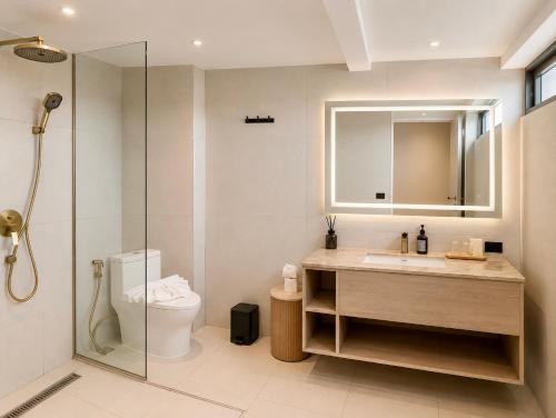 ein Badezimmer mit Toilette, Waschbecken und Dusche in der Unterkunft ROZ MARINE Boutique Hotel in Bophut 