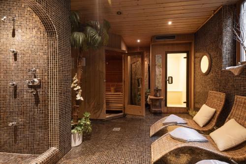 a bathroom with a shower and a tub and a toilet at Residence Grünwald in Valles