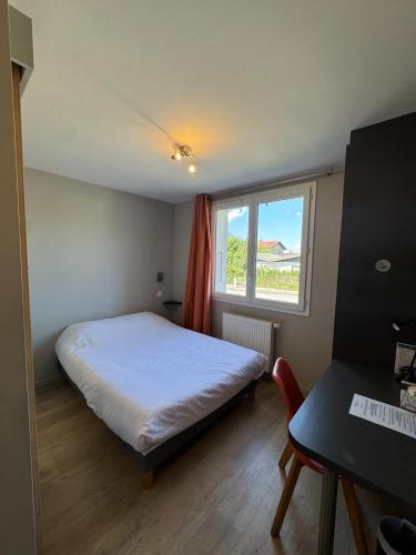 a small bedroom with a bed and a window at Chambre single à louer dans une colocation in Thyez