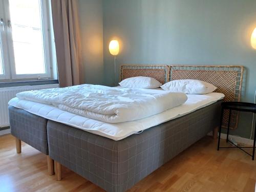a large bed with white sheets and pillows on it at Lakeview 4BR with Sauna & EV Parking in Åre