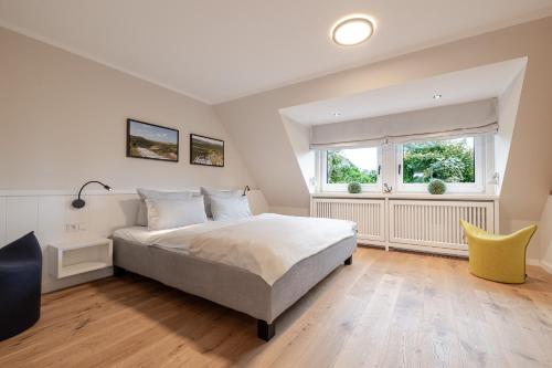 a bedroom with a large bed and a window at Dolle's Hüs in Wenningstedt