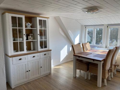 a dining room with a table and chairs at Ferienwohnung Strandkrabbe Ockholm in Ockholm