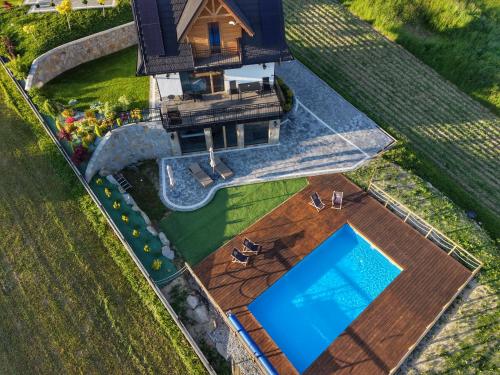 an overhead view of a house with a swimming pool at Osada Wichrówka domki ze strefą SPA, basenem letnim i widokiem na góry in Dursztyn