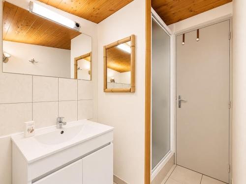 a bathroom with a sink and a shower at Le Cornas in Vérin