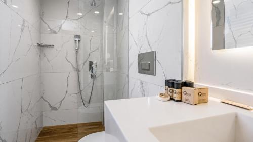 ein weißes Badezimmer mit Dusche und Toilette in der Unterkunft Qinn Hotels in Antalya