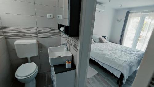 Apartment and Room Bitinada