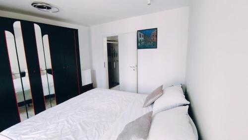 Apartment and Room Bitinada
