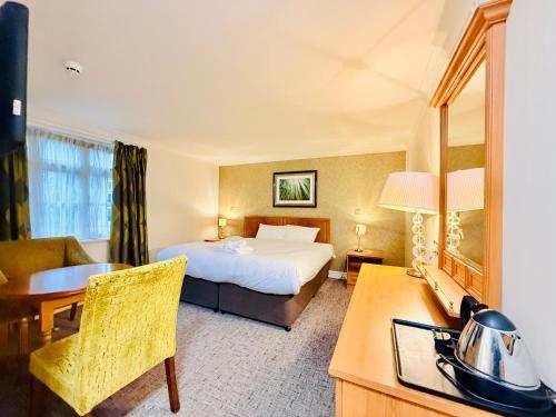 a hotel room with a bed and a desk at Wrexham Llyndir Hotel by Belvilla in Rossett