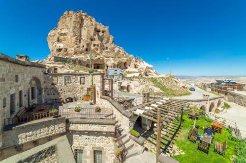 vistas a la montaña desde la parte superior de un edificio en Kale Konak Cappadocia, en Uchisar