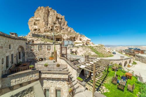 ウチヒサールにあるKale Konak Cappadociaの山の景色を望む建物の最上部
