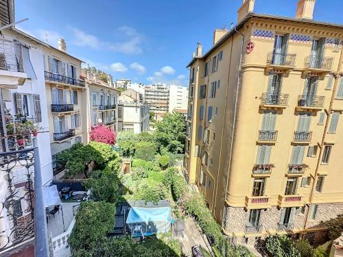 ROL2 - Beau 2 pièces avec balcon et vue mer latérale