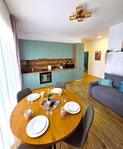 a dining room table and chairs in a living room at Sakura Residence Felix in Sînmartin