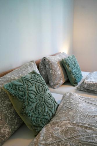 a group of pillows sitting on top of a bed at PrimeBnb Bad Hersfeld in Bad Hersfeld
