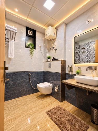 a bathroom with a toilet and a sink at Hotel Bellwood Inn Near IGI Delhi International Airport in New Delhi