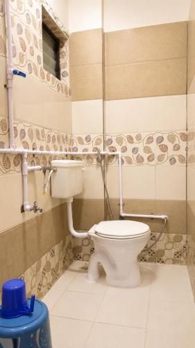 a bathroom with a toilet in a room at Hotel Tiger Paradise in Mahirāvani