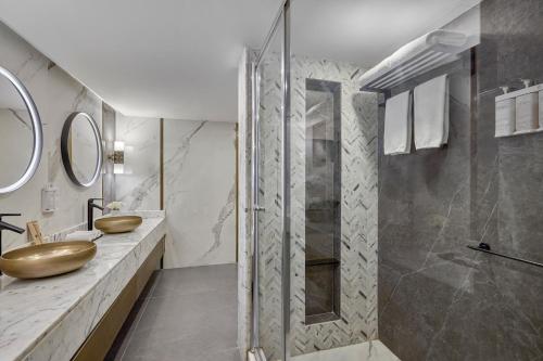 a bathroom with two sinks and a shower at Makarem Ajyad Makkah Hotel in Mecca