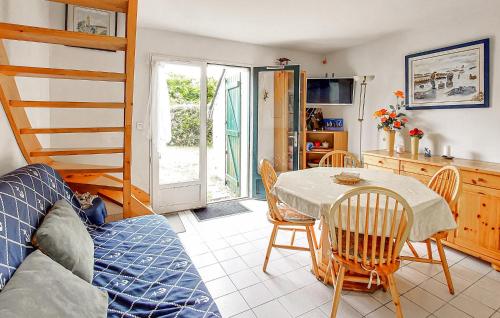 a living room with a table and a couch at Maison Piriac in Piriac-sur-Mer