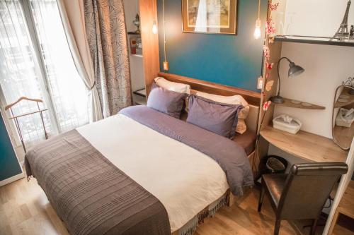 Ένα ή περισσότερα κρεβάτια σε δωμάτιο στο Chambre de la Grande Porte
