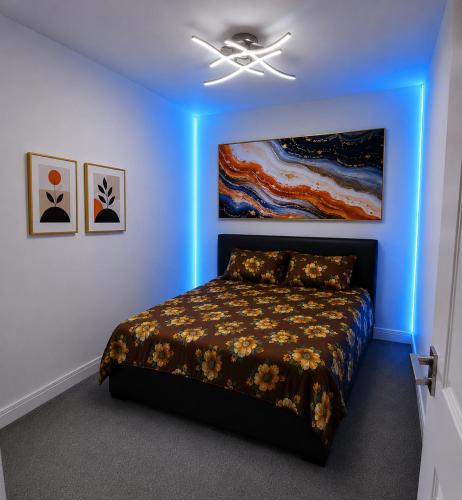 a bedroom with a bed and a ceiling fan at The Peaceful Home in Nottingham