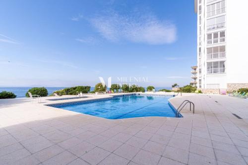Milenial Immo - Seafront Apartment with Pool & Parking in Roses