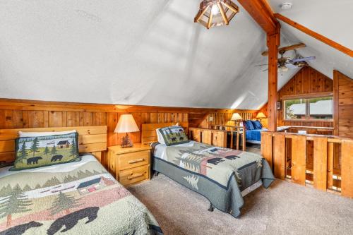 a bedroom with two beds in a cabin at Hiker in Clark