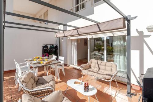 Seabreeze Duplex – Beach & Terrace