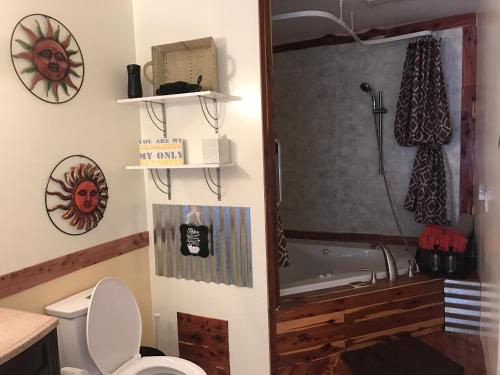 een badkamer met een toilet en een bad bij Moab Beds Xpress Inn in Moab