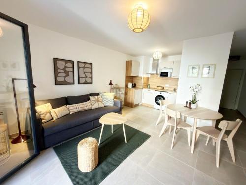 INFINICE AP4514 by Riviera Holiday Homes