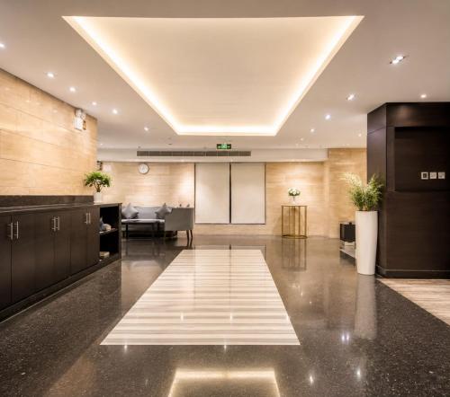 an office lobby with a meeting room and a podium at توارن للشقق المخدومة اقتصادي in Al Khobar