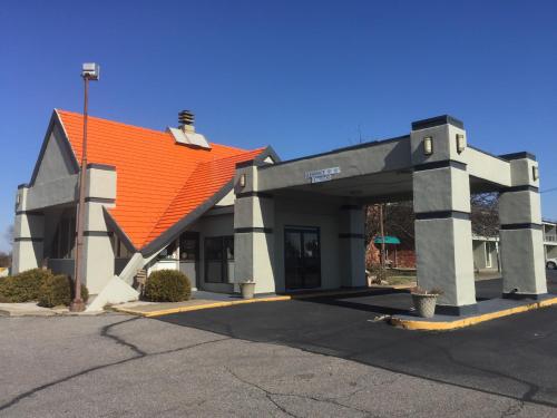 un bâtiment avec un toit orange dans une rue dans l'établissement America's Best Value Inn Phillipsburg, à Phillipsburg