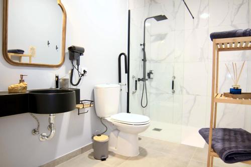 a bathroom with a toilet and a shower at Terras do Salvado Agroturismo in Fundão
