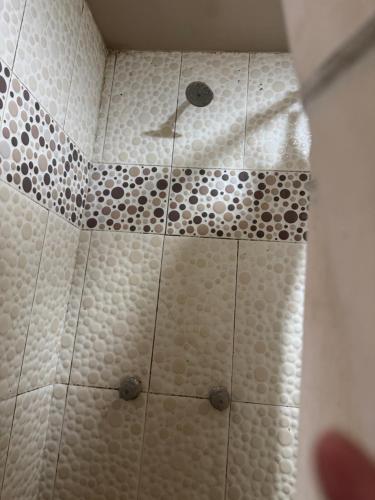 a shower with a white shower curtain with a shower head at Santa Rosalía3- 2 habitaciones in San Felipe Hueyotlipan