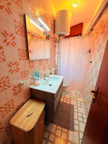 a bathroom with a sink and a mirror at Condominio Canaima in Bibione