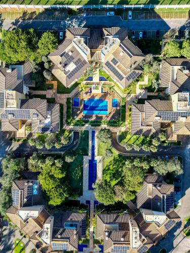 an overhead view of houses in a suburb at The Sun Full Condominiun in Brasília